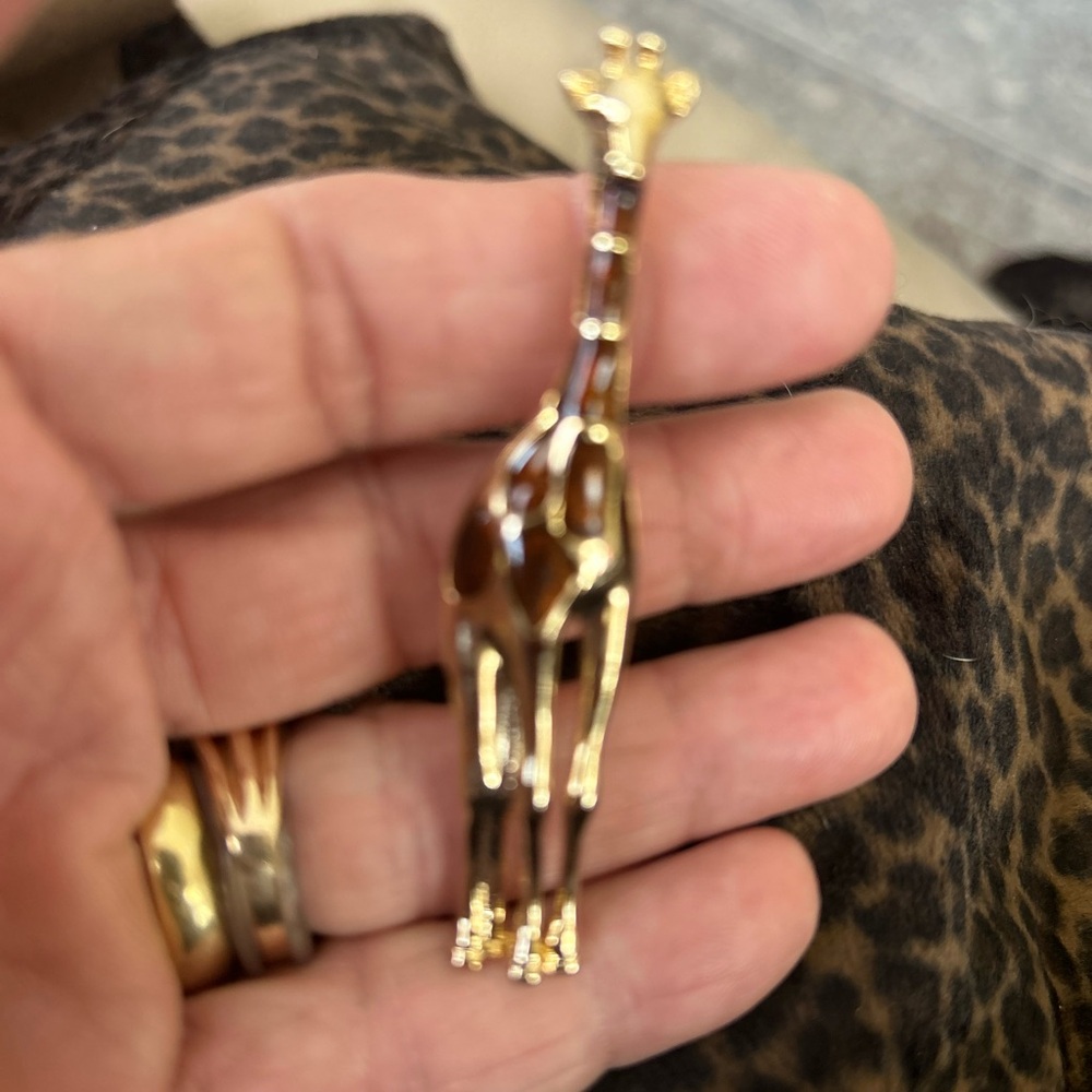 Brooch Giraffe in Gold Toned Setting with Brown Enameled Spots